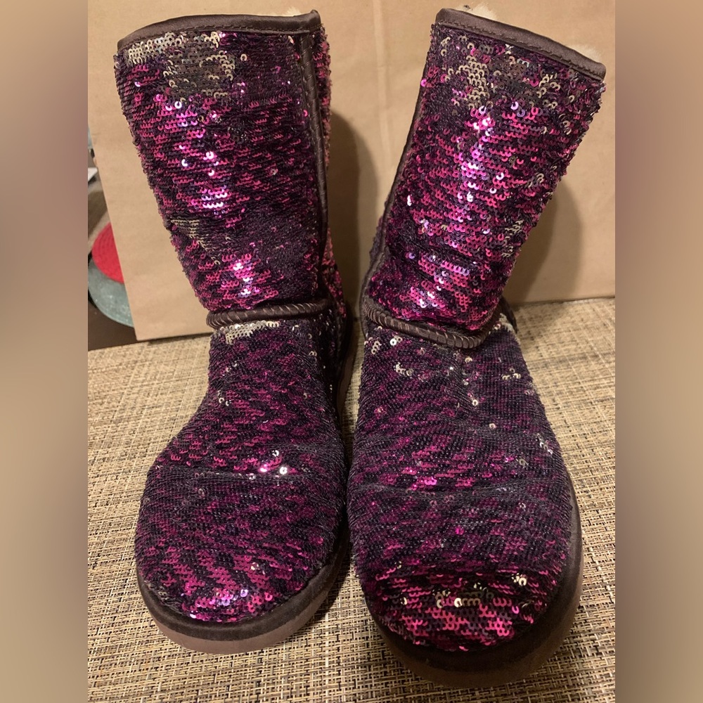 UGG’s RARE “LIMITED EDITION” 2-TONE REVERSIBLE PURPLE/SILVER SEQUIN BOOTS size 8 - Picture 7 of 9